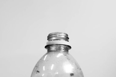 Plastik su şişe boyun cap olmadan en iyi. Çevre koruma, kopya alanı, siyah ve beyaz minimalist sade tasarım.