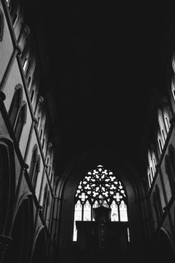 İçeride kapalı eski İrlandalı karanlık kilise ile windows ve duvar üzerinde ayrıntılı süsler. İrlanda mimarisi. Saint Patric kilise Dublin İrlanda, 2015.