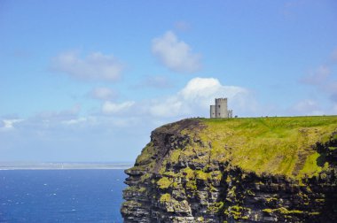 Moher kayalıklarla İrlanda kule. Denizin kenarında doğal peyzaj.