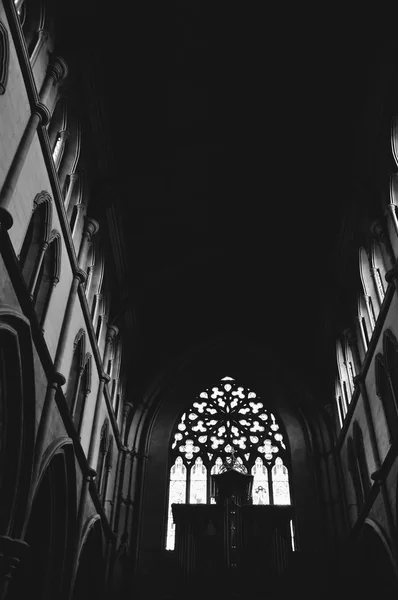 Dentro Interior Antiga Igreja Escura Irlandesa Com Ornamentos Detalhados Janelas — Fotografia de Stock