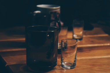 Karanlık bir kadeh içki ve boş bardak votka. Bağımlılığı alkol, ile mücadele