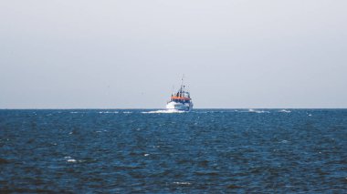 Bir balık tutma sakin mavi deniz suyu ve mavi gökyüzü üzerinde yat yatçılık.