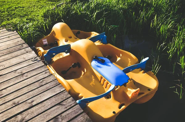 Pedalo Plástico Amarelo Azul Perto Cais Molhe Madeira Lago Férias — Fotografia de Stock