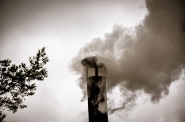 Çatıda bir kirlilik bulutu üreten Smokey küçük baca. Havada duman. Ekolojik risk sorun. Sepya tonlu.