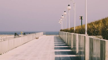 Beton mesire denizin yanında. Deniz, plaj mimari detaylarını.