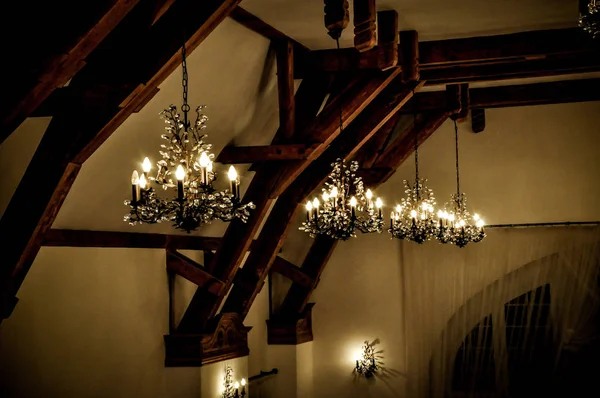 Lustre Luz Elegante Salão Baile Teto Com Elementos Madeira Arquitetura — Fotografia de Stock
