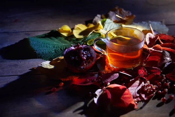 Sonbahar arka plan üzerinde çay