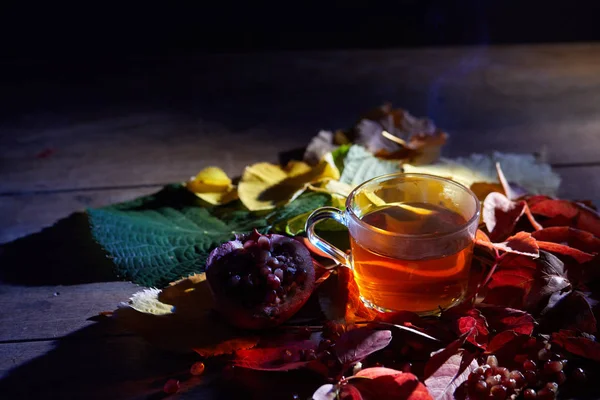 Sonbahar arka plan üzerinde çay