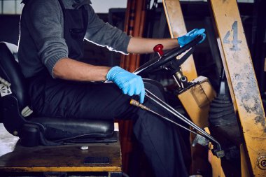 Adam sürücü forklifti