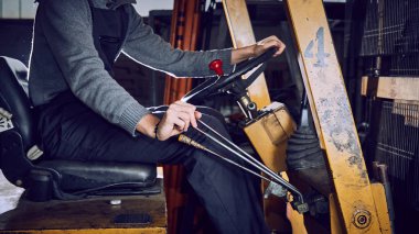 Adam sürücü forklifti