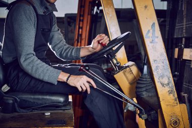 Adam sürücü forklifti