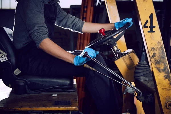 Adam sürücü forklifti