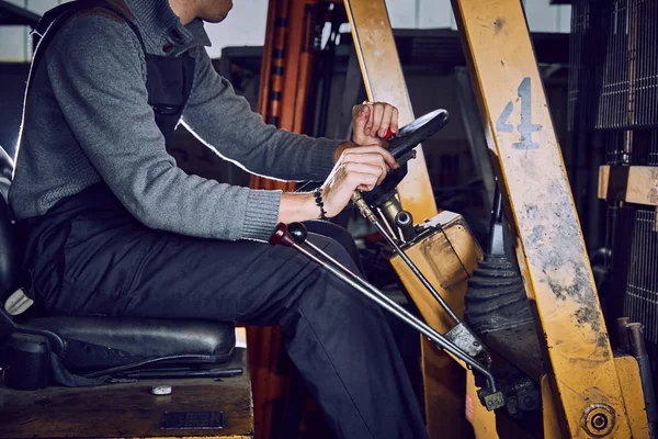 Adam sürücü forklifti