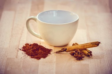 Sıcak çikolata, modern hafif ahşap bardak