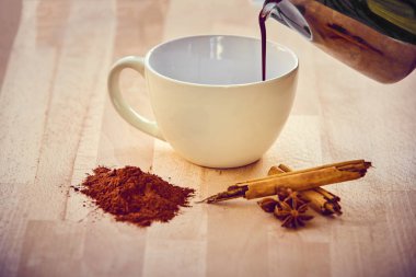 Sıcak çikolata, modern hafif ahşap bardak