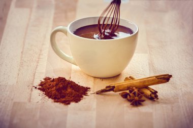 Sıcak çikolata, modern hafif ahşap bardak