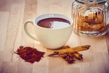 Sıcak çikolata, modern hafif ahşap bardak