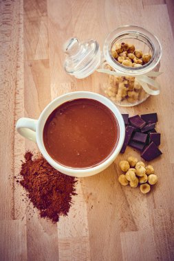 Sıcak çikolata, modern hafif ahşap bardak