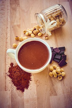 Sıcak çikolata, modern hafif ahşap bardak