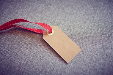 Gri masada karton etiket