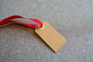 Gri masada karton etiket