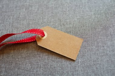 Gri masada karton etiket