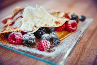 Artigianal meyve krep ahşap masa üzerinde