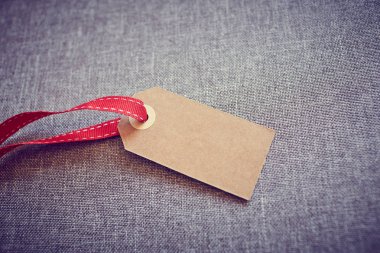 Gri masada karton etiket