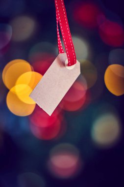 Gri masada karton etiket