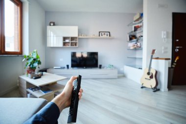 Televizyondaki adam anahtarıyla uzaktan