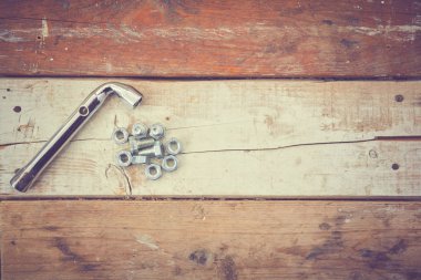 Masada düz mekanik araçlar yatıyordu