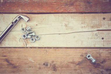 Masada düz mekanik araçlar yatıyordu