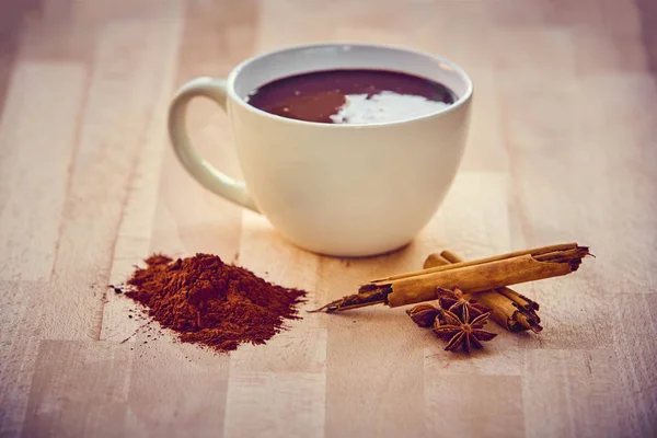 Sıcak çikolata, modern hafif ahşap bardak