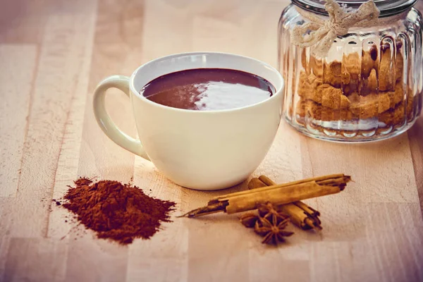 Sıcak çikolata, modern hafif ahşap bardak