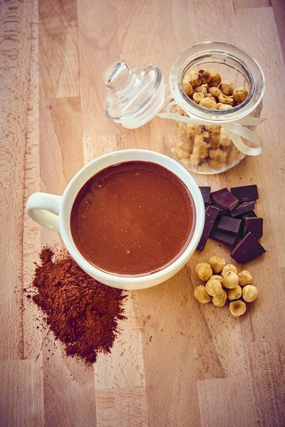 Sıcak çikolata, modern hafif ahşap bardak