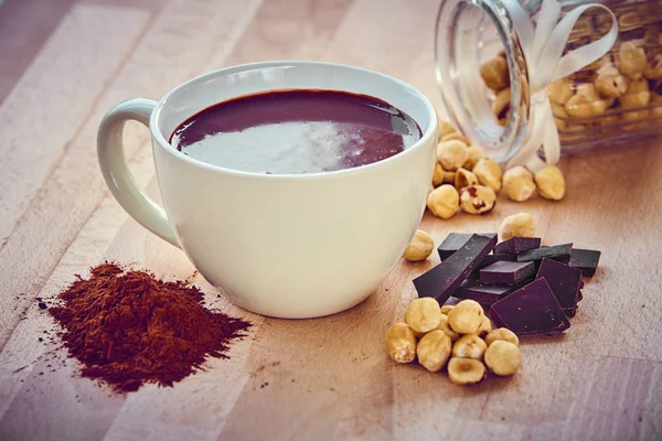 Sıcak çikolata, modern hafif ahşap bardak