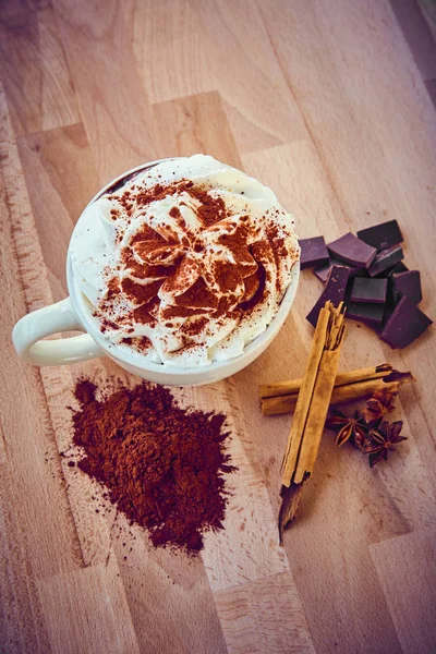 Sıcak çikolata, modern hafif ahşap bardak