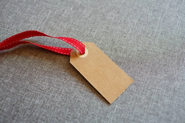 Gri masada karton etiket