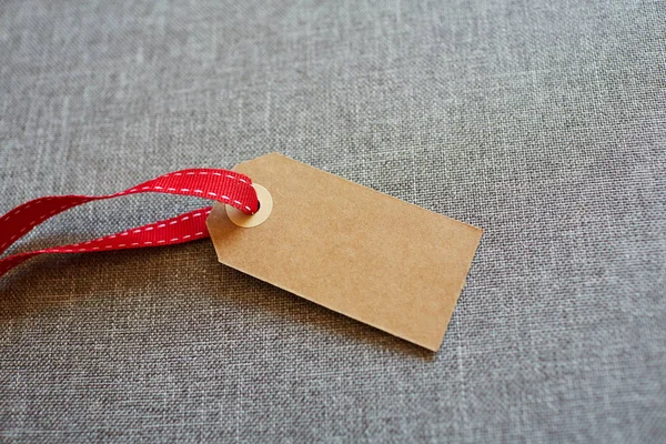 Gri masada karton etiket