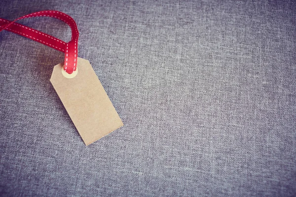 Gri masada karton etiket