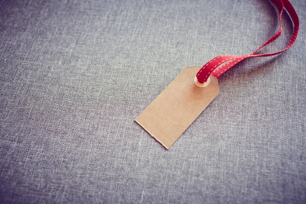 Gri masada karton etiket