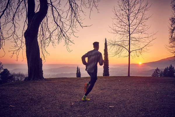 Runner park güneş sonbaharda açık 