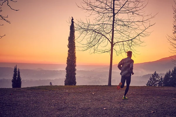 Runner park güneş sonbaharda açık 