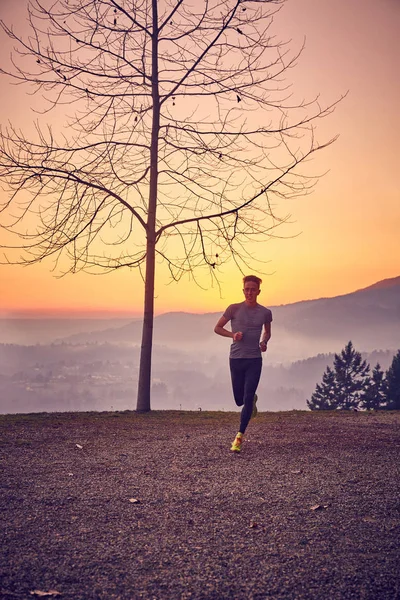 Runner park güneş sonbaharda açık 