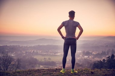 Barış üstüne gökyüzü dağ bakmak