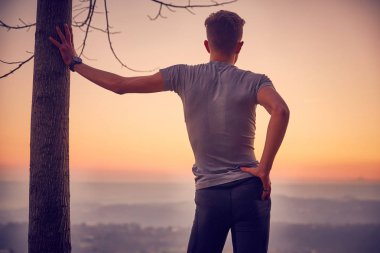 Barış üstüne gökyüzü dağ bakmak