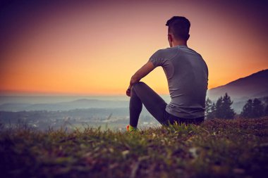 Barış üstüne gökyüzü dağ bakmak