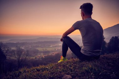 Barış üstüne gökyüzü dağ bakmak