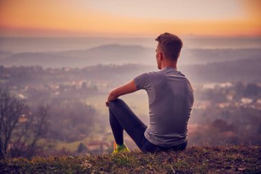 Barış üstüne gökyüzü dağ bakmak