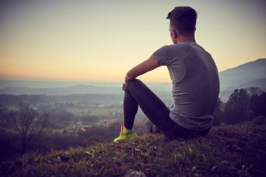 Barış üstüne gökyüzü dağ bakmak